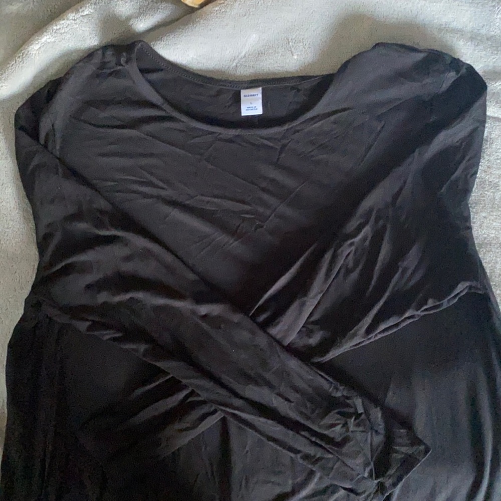 Plain used black dress with quarter sleeves.